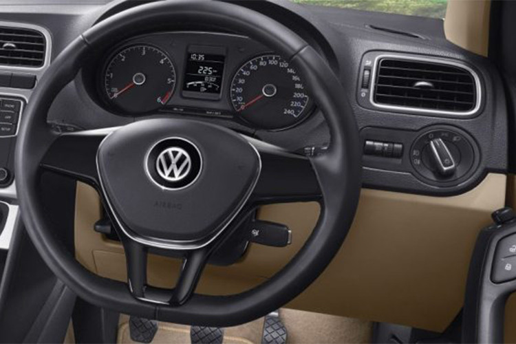 Ở phiên bản mới này, Volkswagen đã sử dụng hệ động lực mới cho chiếc xe bình dân Ameo Pace. Xe được trang bị máy 1.0l MPI nạp khí tự nhiên 3 xi-lanh mới, cho công suất 76PS và mô-men xoắn 95Nm. Sức mạnh được truyền tới cầu sau thông qua hộp số sàn 5 cấp.