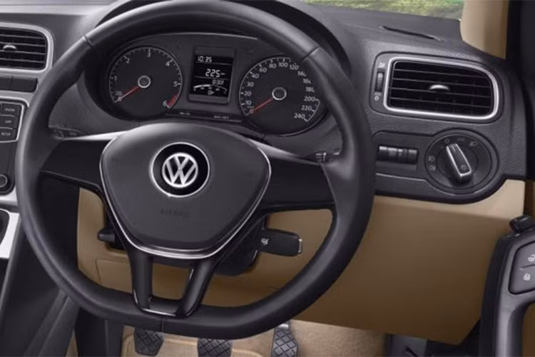 Ở phiên bản mới này, Volkswagen đã sử dụng hệ động lực mới cho chiếc xe bình dân Ameo Pace. Xe được trang bị máy 1.0l MPI nạp khí tự nhiên 3 xi-lanh mới, cho công suất 76PS và mô-men xoắn 95Nm. Sức mạnh được truyền tới cầu sau thông qua hộp số sàn 5 cấp.