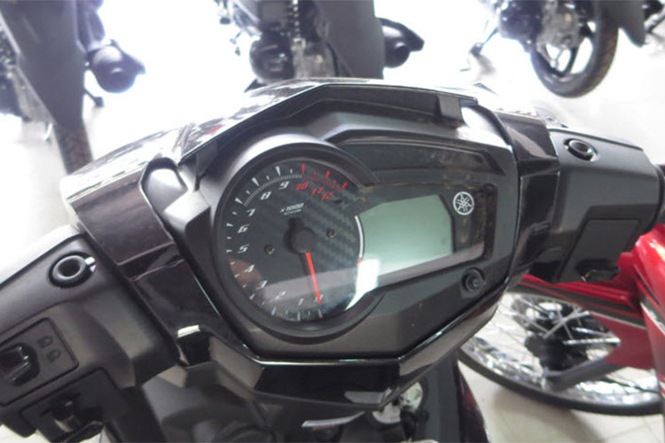 Phần đầu của chiếc xe thiết kế hiện đại với dải đèn LED chạy ban ngày. Trong khi đó, cụm đèn hậu thiết kế nhỏ gọn, theo phong cách của mẫu sportbike YZF-R25. Cụm đồng hồ hiển thị hiện đại, kết hợp dạng analog và điện tử, thân thiện với người dùng trẻ tuổi.