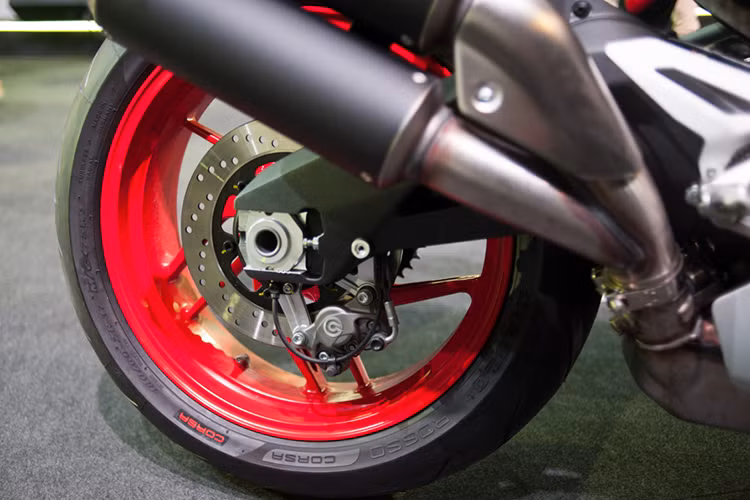 Phuộc sau của chiếc xe được cung cấp bởi hãng Sachs, có khả năng điều chỉnh tự do và sử dụng bình dầu rời. Xe sở hữu gắp đôi phía sau và cặp mâm 5 cánh kép rộng 5,5 inch, đi kèm lốp Pirelli 180/60/17 và phanh sau có đĩa đường kính 245 mm.