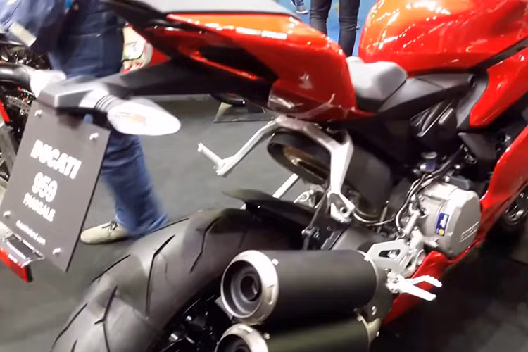 Trái tim của 959 Panigale là động cơ L-Twin mới có dung tích 955cm3, động cơ Superquadro đầu tiên đạt tiêu chuẩn khí thải Euro 4, được thiết kế với hành trình piston dài hơn đi cùng những cải tiến mới nhằm giúp cải thiện tối đa sức mạnh - sản sinh công suất 157 hp tại vòng tua 10.500 rpm, mô men xoắn tối đa 107.4 Nm tại 9.000 rpm.