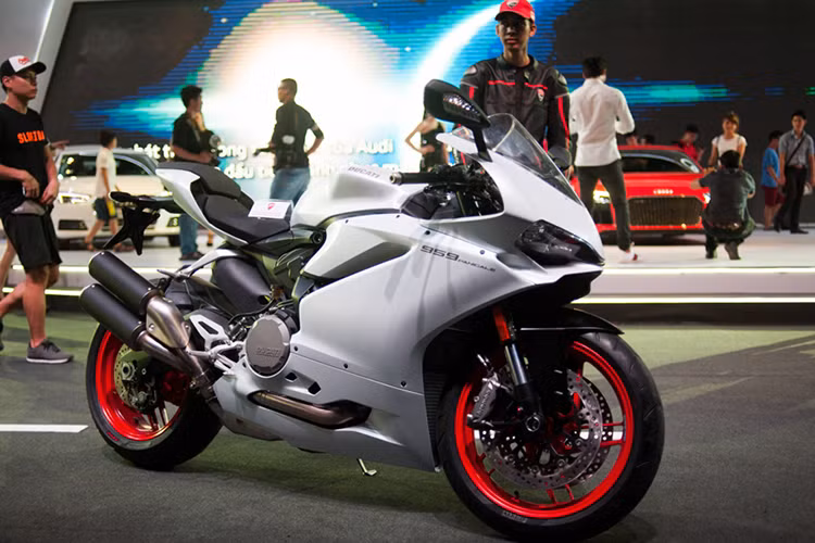 Từng được Ducati Việt Nam ra mắt tại thị trường Việt Nam tại triển lãm Audi Progressive vào tháng 6/2016 với phiên bản nhập khẩu chính hãng từ Ý. Chính vì vậy, với phiên bản sản xuất và lắp ráp tại Thái Lan lần này mức giá của Ducati 959 Panigale sẽ "mềm" hơn khá nhiều - khoảng 26.500 USD (gần 600 triệu đồng).