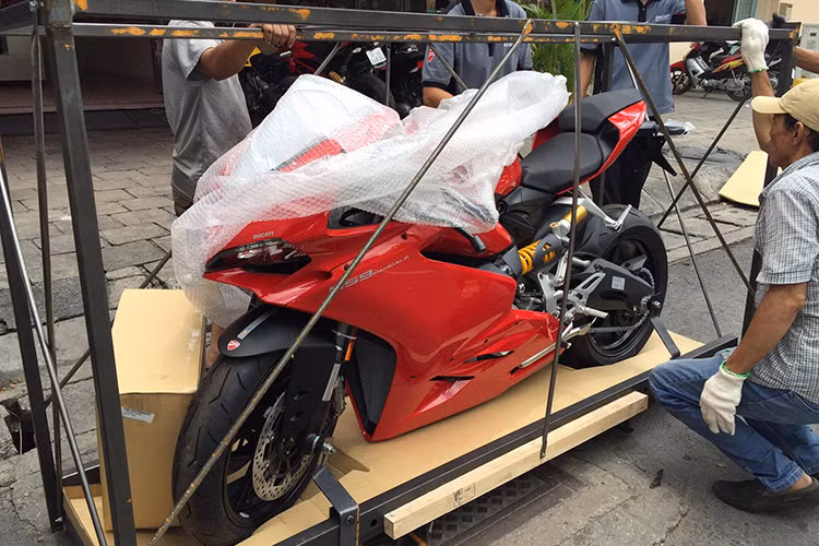 Là dòng xe thể thao đặc trưng nhà Ducati, nếu như ai đã quen với 899 hay 1299 thì chắc chắn sẽ thấy 959 có nhiều nét tương đồng về thiết kế. Ducati vẫn sử dụng những đường nét thiết kế bắt mắt cho 959 nhưng đã tinh chỉnh lại một vài chi tiết nhằm mang đến phong cách ấn tượng hơn.