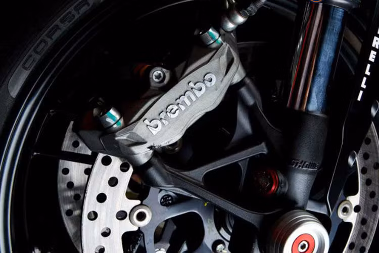 Thay vì phuộc USD Ohlins như 1299, 959 Panigale sử dụng phuộc trước của hãng Showa (Nhật) kèm heo Brembo Monobloc và đĩa kép 320 mm. Lốp trước của xe có kích thước 120/70/17 và vẫn sử dụng lốp Pirelli Diablo Rosso Corsa.