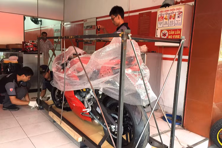 959 Panigale vừa được đưa về Ducati Việt Nam tại TP HCM không chỉ là phiên bản nâng cấp từ chiếc 899, mà còn đồng thời cung cấp cho khách hàng một mẫu xe có thiết kế tương tự như dòng 1299 Panigale cao cấp nhất, nhưng có giá hợp lý hơn.