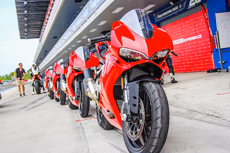 Tại thị trường Châu Âu, Ducati 959 Panigale phiên bản sản xuất tại Ý sẽ có 2 phiên bản màu sắc khác nhau, bao gồm đỏ với vành đen và trắng với vành đỏ với giá khởi điểm 13.095 Bảng, (tương đương 446 triệu đồng).