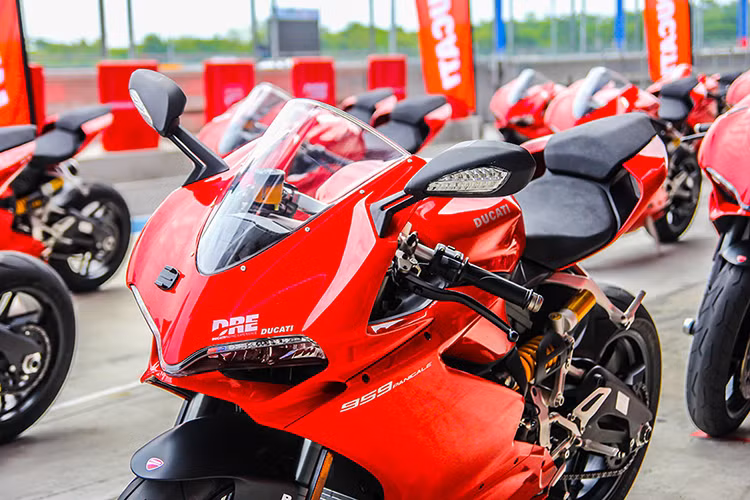 Các kích thước D x R x C của 959 Panigale lần lượt là 2056, 810 và 1115 mm. Xe có trục cơ sở dài 1431 mm, chiều cao yên 830 mm và trọng lượng ướt 200 kg. Xe sở hữu tương đối đầy đủ các hệ thống điện tử như khả năng lựa chọn chế độ lái, điều chỉnh sức mạnh, điều khiển lực kéo, ABS,...