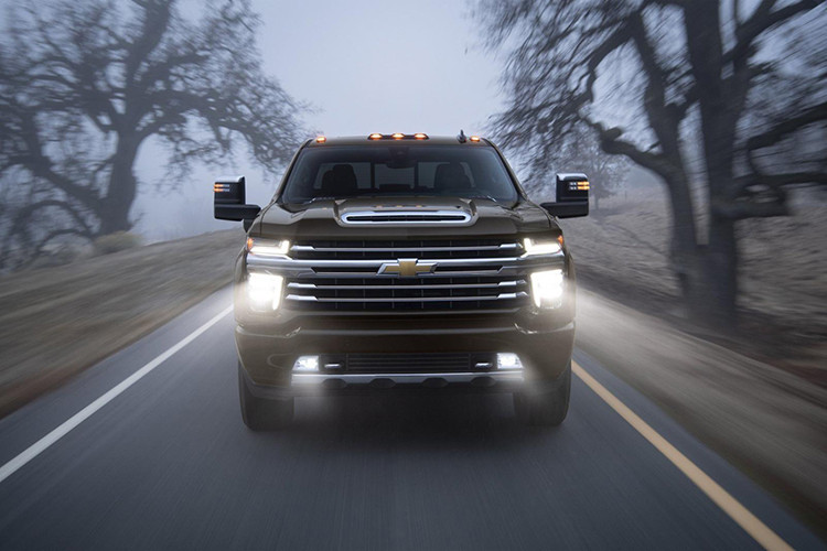 Hiện hãng Chevrolet vẫn chưa công bố thông số tiêu thụ nhiên liệu của Silverado HD 2020. Hãng xe Mỹ chỉ xác nhận động cơ này có hệ thống phun xăng trực tiếp và công nghệ thời gian đóng/mở van biến thiên.