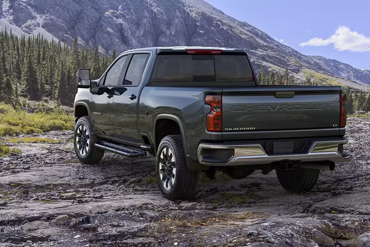 Điểm nhấn của mẫu xe bán tải hạng nặng này là khối động cơ xăng V8, dung tích 6,6 lít mới, tạo ra công suất tối đa 401 mã lực và mô-men xoắn cực đại 628 Nm. Sức mạnh được truyền tới bánh thông qua hộp số tự động 6 cấp nâng cấp và hệ dẫn động 4 bánh tùy chọn.