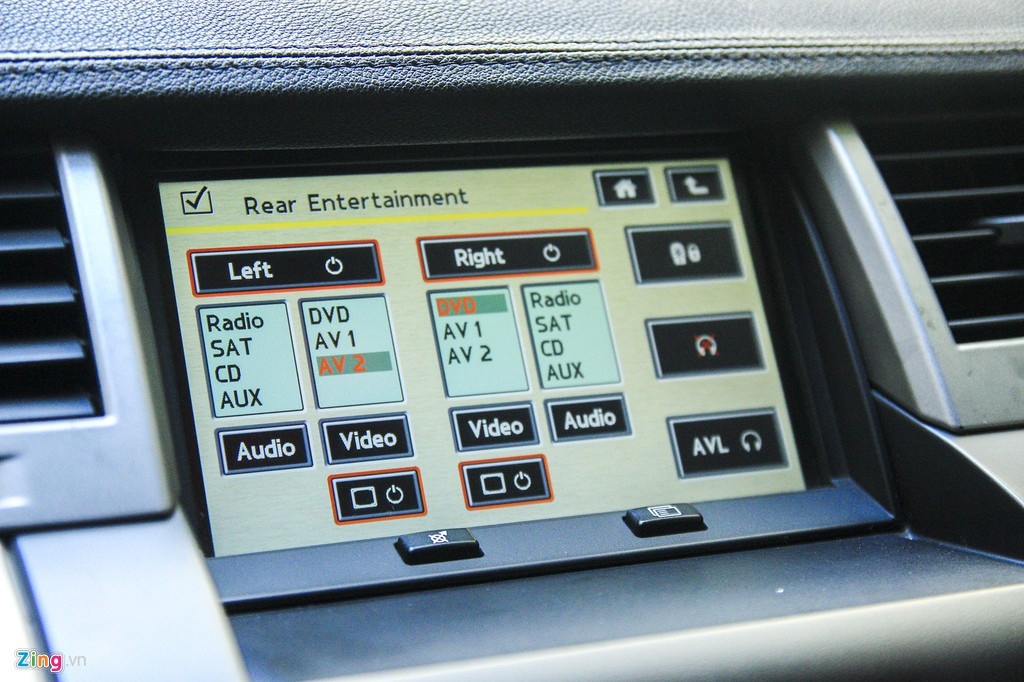 Do nhu cầu sử dụng chủ yếu ở hàng ghế trước nên phần da đã xuống cấp. Nhiều khu vực như lưng ghế, bệ tỳ tay, đỡ chân đã bị xỉn màu, rách, bong tróc. Ngược lại, hàng ghế sau ít sử dụng nên còn mới.