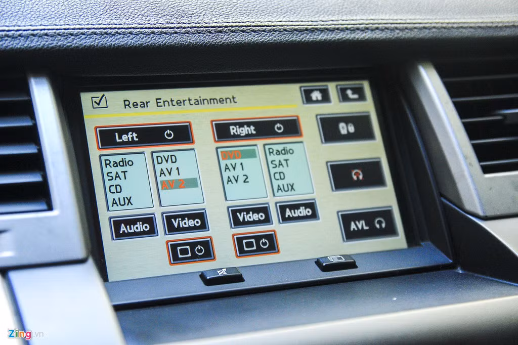 Do nhu cầu sử dụng chủ yếu ở hàng ghế trước nên phần da đã xuống cấp. Nhiều khu vực như lưng ghế, bệ tỳ tay, đỡ chân đã bị xỉn màu, rách, bong tróc. Ngược lại, hàng ghế sau ít sử dụng nên còn mới.