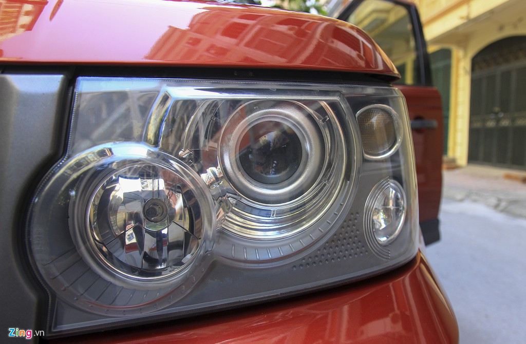 Đèn pha xe là đèn dạng Bi-Xenon, đèn chiếu gần là bóng halogen. Ở thế hệ đầu tiên, Range Rover Sport có tới 8 tuỳ chọn động cơ khác nhau, đa phần đều là động cơ V6 và V8. Mẫu xe trong ảnh sử dụng động cơ V8 Supercharged 4.4L cho công suất 300 mã lực, mô-men xoắn 430 Nm. Hộp số tự động 6 cấp. Mức tiêu hao nhiên liệu trong phố có thể lên tới 15 lít/100 km. 