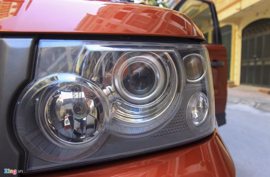 Đèn pha xe là đèn dạng Bi-Xenon, đèn chiếu gần là bóng halogen. Ở thế hệ đầu tiên, Range Rover Sport có tới 8 tuỳ chọn động cơ khác nhau, đa phần đều là động cơ V6 và V8. Mẫu xe trong ảnh sử dụng động cơ V8 Supercharged 4.4L cho công suất 300 mã lực, mô-men xoắn 430 Nm. Hộp số tự động 6 cấp. Mức tiêu hao nhiên liệu trong phố có thể lên tới 15 lít/100 km. 