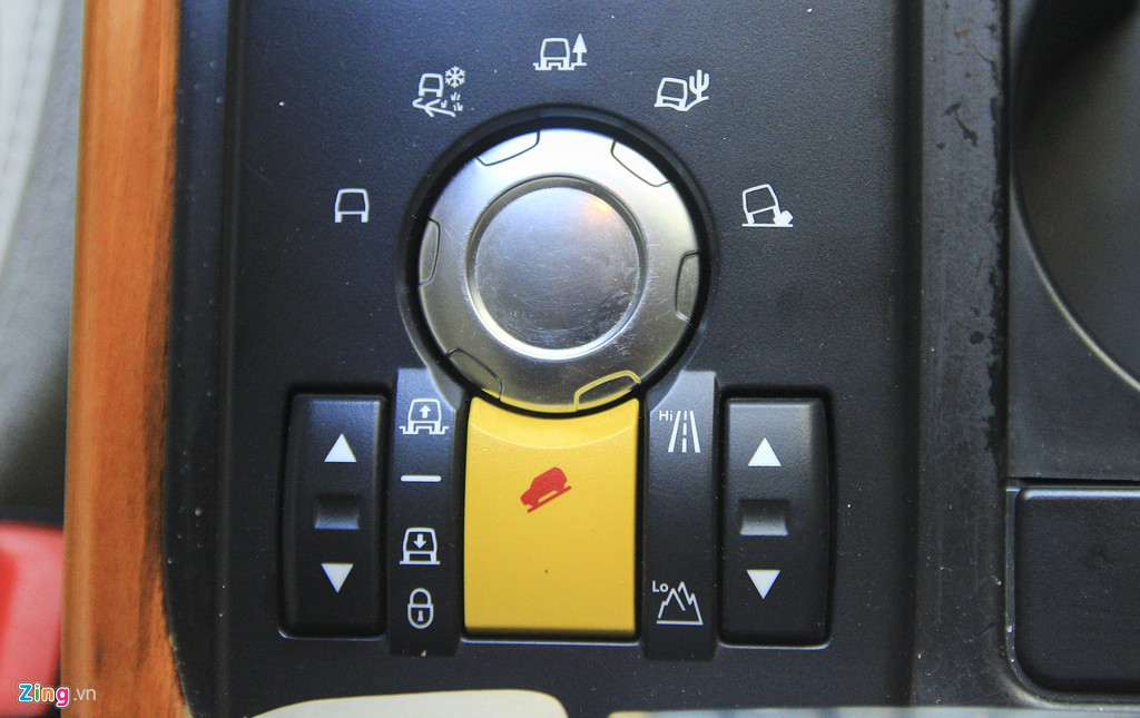 Đồng hồ tốc độ ở xe hiển thị theo cả hai đơn vị km/giờ và dặm/giờ. Xe có đầy đủ các chế độ lái địa hình như leo đá, đường trơn trượt, dốc nghiêng, hỗ trợ đổ đèo. Đời xe này đã có chức năng nâng, hạ gầm. Các nút bấm cũng có thiết kế to và khá thô so với phong cách hiện nay.