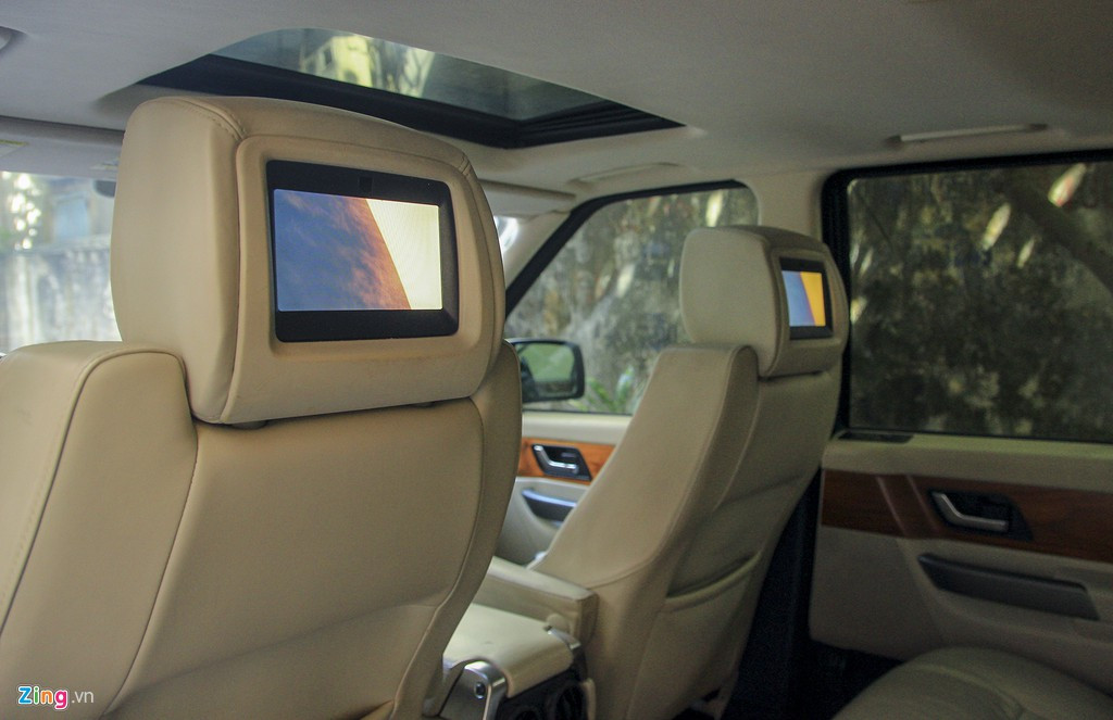 Màn hình sau của xe cho chất lượng hình ảnh đủ dùng, không quá sắc nét. Theo lời chủ xe, lần bảo dưỡng gần đây nhất hết tổng cộng gần 4 triệu đồng cho việc thay dầu máy, lọc dầu và một số bộ phận khác. Đây là mức giá có thể chấp nhận được cho một chiếc xe cũ hơn 10 năm tuổi và đã đi gần 120.000 km. Nhìn từ bên ngoài, mẫu Range Rover Sport 2008 sang trọng và cứng cáp có vẻ hợp lý với giá bán của xe. Tuy nhiên, mức tiêu thụ nhiên liệu và đời khá sâu lại là rào cản lớn khi chọn mua xe.