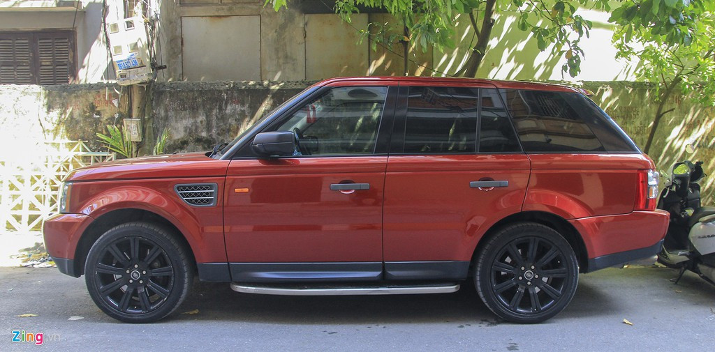 Range Rover Sport 2008 thừa hưởng những đường nét thẳng, gấp khúc đặc trưng từ Range Rover, đặc biệt là phần trụ D. Xe có chiều dài 4.787 mm, chiều dài cơ sở 2.743 mm. Vành xe cỡ 19 inch màu đen cùng tông màu xe, tạo điểm nhấn về thẩm mỹ.