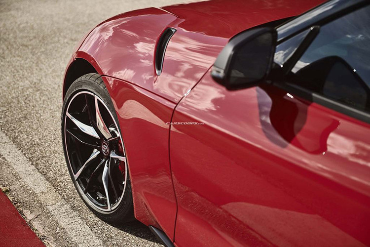 Chưa hết, Toyota Supra 2020 còn được trang bị nắp capô với những đường gân, nóc lún xuống ở giữa dạng double bubble cùng cột A và vỏ gương ngoại thất màu đen, mâm 5 chấu kép. Đằng sau Toyota Supra 2020 xuất hiện cánh gió đuôi trên nắp cốp, 2 ống xả hình tròn ở hai bên cản va và đèn phanh trung tâm theo phong cách xe đua F1.