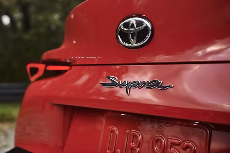 Ngoài ra, mẫu xe ôtô thể thao Nhật Bản còn đi kèm phần giữa đầu nhô ra phía trước, gợi liên tưởng đến một chiếc mũi, và tích hợp logo của thương hiệu Toyota. Có thể thấy rõ, cả cụm đèn pha, khe gió và "cái mũi" này đều được bê từ Toyota FT-1 Concept sang.