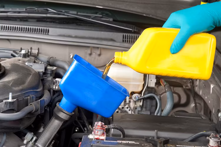 Xe sẽ không thể hoạt động tốt và bền bỉ nếu thiếu dầu động cơ. Loại dầu này có tác dụng bôi trơn các chi tiết chuyển động bên trong động cơ, giảm ma sát và mài mòn giữa các chi tiết. Đã có rất nhiều trường hợp tài xế chủ quan, tiếp tục sử dụng xe trong tình trạng hết dầu hoặc thiếu dầu bôi trơn, khiến động cơ hư hỏng nghiêm trọng và không thể phục hồi lại được.