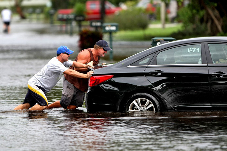 Chi phí sửa chữa trong trường hợp bị thủy kích rất lớn, ít cũng vài chục triệu đồng khi chỉ phải thay tay biên, nhiều có thể lên tới vài trăm triệu đồng nếu chẳng may phải thay cả cụm động cơ mới. Chính vì vậy bạn nên cẩn trọng với việc lái xe trong vùng ngập nước hay để xe tại những khu vực có thể ngập sâu trong mùa mưa bão, gây ảnh hưởng cho xe.