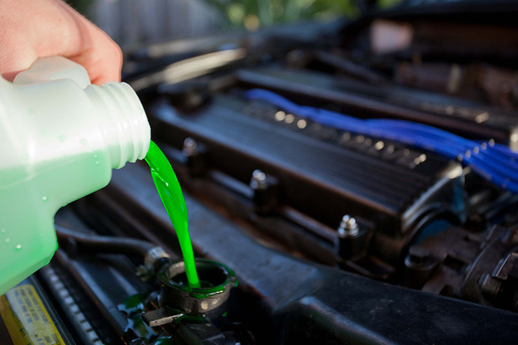 Có rất nhiều nguyên nhân khiến xe ôtô hao nước làm mát động cơ, nhưng nguyên nhân chính dẫn đến việc này là do nước làm mát bị chảy ra ngoài hoặc bị lọt vào bên trong động cơ mà bạn không chú ý hoặc kiểm tra.