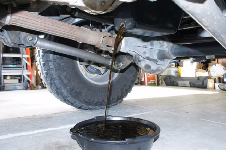 Động cơ được ví như "trái tim" xe ôtô, còn dầu nhớt chính là "máu" giúp động cơ có thể hoạt động trơn tru, bền bỉ hơn. Nếu sử dụng dầu nhớt không đủ độ bôi trơn sẽ dễ làm động cơ máy bị bào mòn nhanh. Trong khi, dùng loại dầu nhớt đặc quá cũng không tốt vì quá trình bôi trơn chậm. Điều này sẽ sẽ ảnh hưởng đến chính tuổi thọ của động cơ.