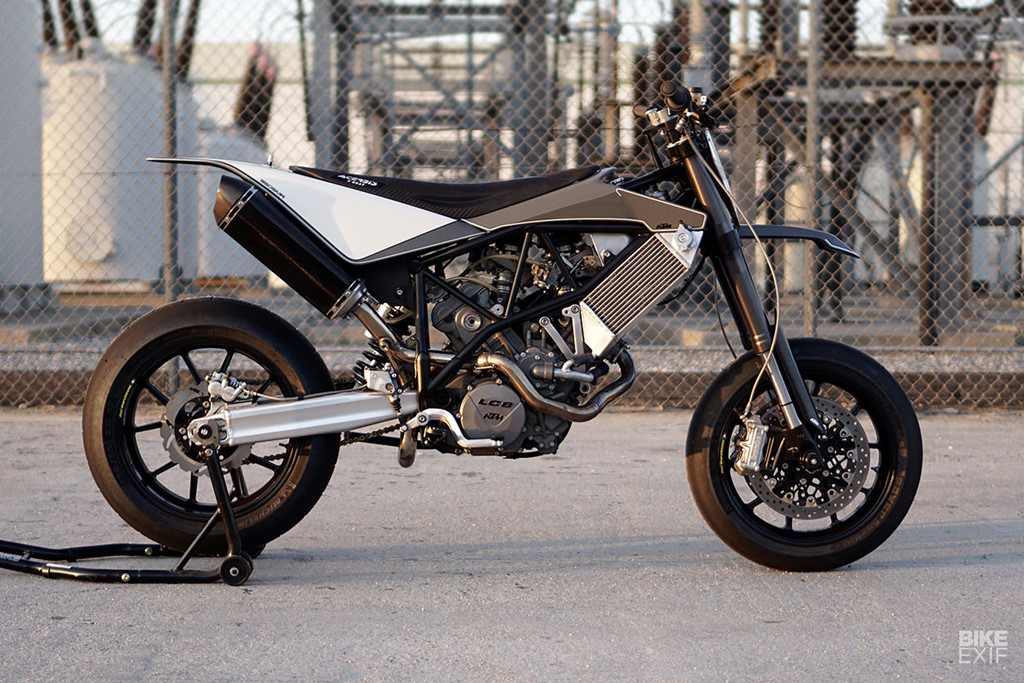 Nhắc đến lò độ Hazan Motorworks tại Mỹ là nói về những mẫu xe với nhiều đường cong, màu sơn bóng loáng và sự đối xứng hài hòa. Những mẫu xe trước đó đều được chế tạo riêng cho các nhà sưu tầm hay bảo tàng. Vì vậy, câu hỏi đặt ra là mẫu xe môtô địa hình KTM dành riêng cho ông chủ Max Hazan sẽ mang phong cách như thế nào.