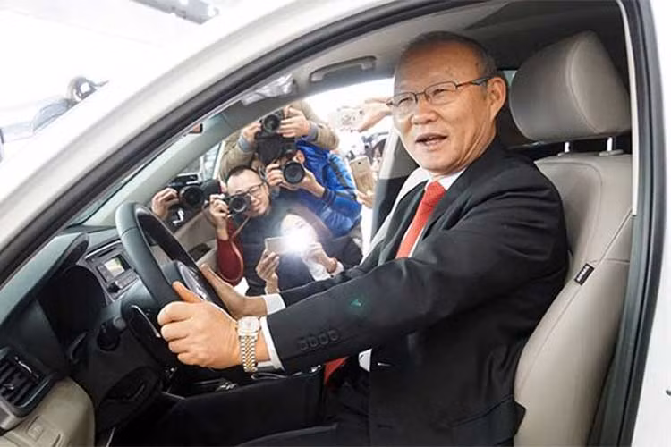 Xe Kia Optima trao tặng cho HLV Park Hang Seo thuộc phiên bản GAT 2.0L, màu trắng trị giá 918.100.000 đồng (đã bao gồm các khoản thuế, phí) và tặng thêm các ưu đãi gồm: 01 năm bảo hiểm vật chất; 01 năm bảo hiểm trách nhiệm dân sự; Bảo hiểm bảo hành mở rộng 02 năm và một số phụ kiện kèm theo xe.