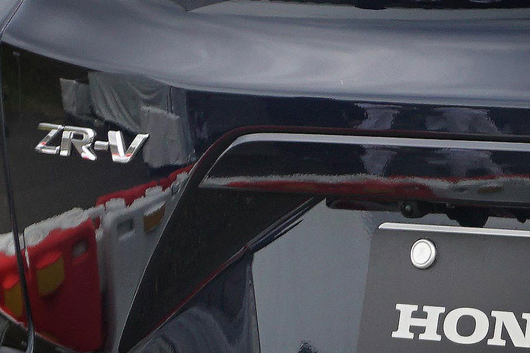 Nhìn chung, thiết kế trên Honda ZR-V sẽ thu hút được tệp khách hàng trẻ tuổi ưa thích sự năng động nhưng vẫn không quá phá cách. Mẫu xe này được cho là sẽ có kích thước trong khoảng 4 mét chiều dài và phù hợp cho việc di chuyển trong đô thị đông đúc. 