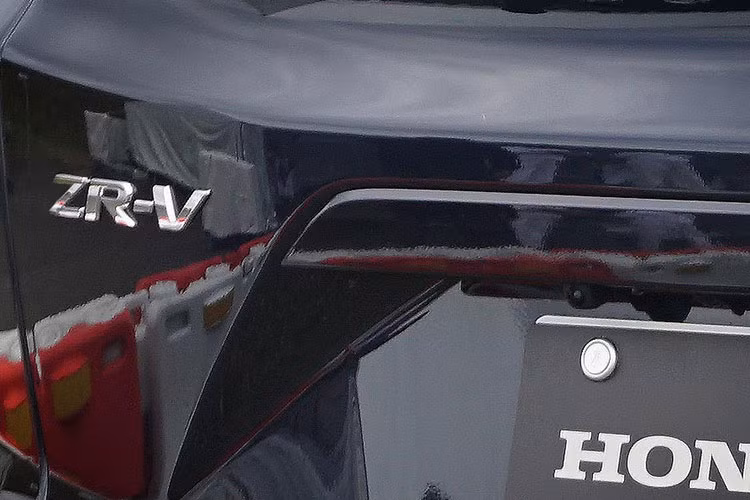 Nhìn chung, thiết kế trên Honda ZR-V sẽ thu hút được tệp khách hàng trẻ tuổi ưa thích sự năng động nhưng vẫn không quá phá cách. Mẫu xe này được cho là sẽ có kích thước trong khoảng 4 mét chiều dài và phù hợp cho việc di chuyển trong đô thị đông đúc. 