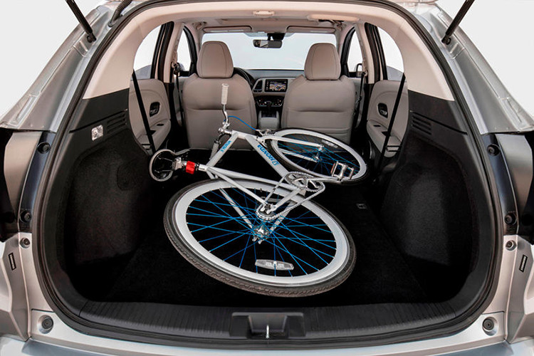 Bên trong nội thất của mẫu xe crossover Honda ZR-V mới, dự kiến cũng sẽ được thiết kế tương tự như đàn anh HR-V nhưng cũng được tiết giảm đi các trang bị nhằm giảm giá thành tại một số thị trường đang phát triển.