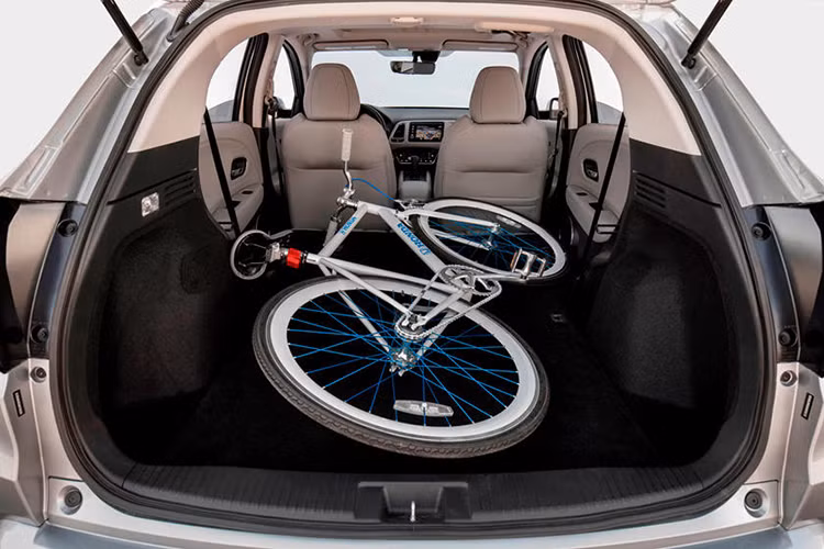 Bên trong nội thất của mẫu xe crossover Honda ZR-V mới, dự kiến cũng sẽ được thiết kế tương tự như đàn anh HR-V nhưng cũng được tiết giảm đi các trang bị nhằm giảm giá thành tại một số thị trường đang phát triển.