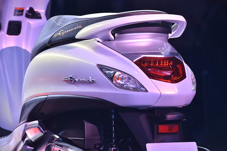 Dành cho phái đẹp, nên cốp xe của Yamaha Grande bản nâng cấp cũng thuộc loại rộng rãi với thể tích chứa lên đến 27 lít. Cốp này có thể chứa được 2 mũ bảo hiểm cùng nhiều vật dụng khác. Ngoài ra, Yamaha Grande bản nâng cấp cũng được trang bị đèn LED trong cốp giúp chiếu sáng và thuận tiện trong việc tìm đồ.