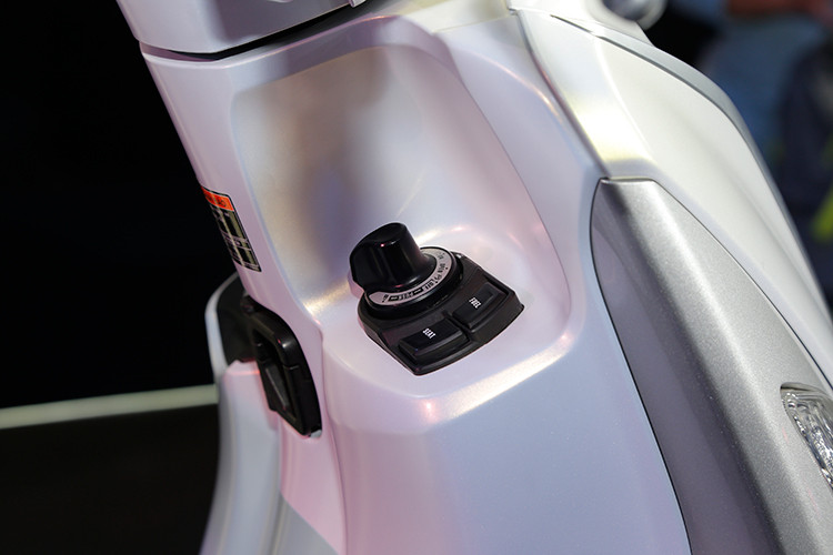 Bảng đồng hồ này được tích hợp thêm một màn hình LCD nhỏ thể hiện màn "chào sân" và tạm biệt khi bật/tắt chìa khoá. Ngoài ra, màn hình này còn thể hiện giờ, lượng xăng còn lại, quãng đường đi. Đáng chú ý là trên bản đặc biệt sẽ có ổ khoá thông minh Smart Key giống như "người anh em" NVX đang bán trên thị trường.