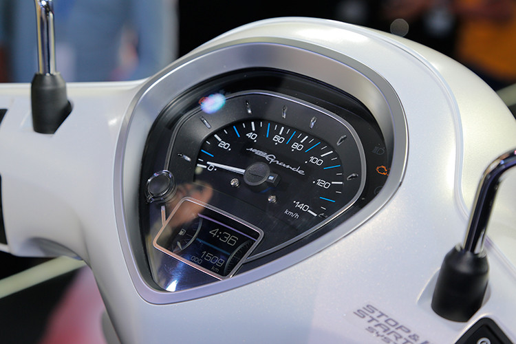 Đồng hồ trên Yamaha Grande đời cũ đã quá lạc hậu so với các đối thủ cùng phân khúc, chính điều này đã khiến hãng xe máy Yamaha mang đến cho Grande bản nâng cấp màn hình TFT cho khả năng hiển thị màu tốt hơn với nhiều thông tin hữu ích cho người sử dụng.