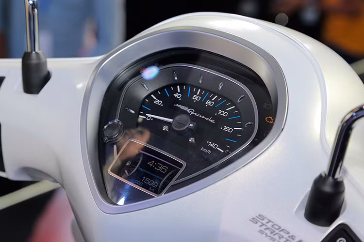 Đồng hồ trên Yamaha Grande đời cũ đã quá lạc hậu so với các đối thủ cùng phân khúc, chính điều này đã khiến hãng xe máy Yamaha mang đến cho Grande bản nâng cấp màn hình TFT cho khả năng hiển thị màu tốt hơn với nhiều thông tin hữu ích cho người sử dụng.