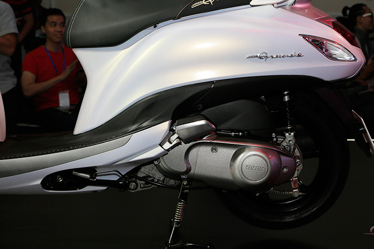 Grande bản nâng cấp mang thông điệp “Lướt đi kiêu hãnh” với việc động cơ Blue Core thế hệ mới có thêm hệ thống Hybrid lần đầu được áp dụng sẽ mang đến những trải nghiệm lái xe hết sức thú vị cho phái đẹp cũng như tiết kiệm nhiên liệu tốt hơn. Động cơ Blue Core thế hệ mới sử dụng hệ thống làm mát bằng không khí, có trọng lượng động cơ giảm 840g.