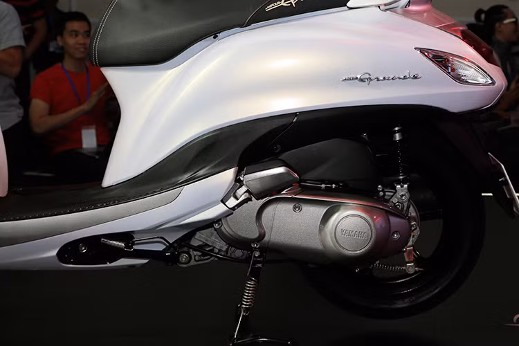 Grande bản nâng cấp mang thông điệp “Lướt đi kiêu hãnh” với việc động cơ Blue Core thế hệ mới có thêm hệ thống Hybrid lần đầu được áp dụng sẽ mang đến những trải nghiệm lái xe hết sức thú vị cho phái đẹp cũng như tiết kiệm nhiên liệu tốt hơn. Động cơ Blue Core thế hệ mới sử dụng hệ thống làm mát bằng không khí, có trọng lượng động cơ giảm 840g.