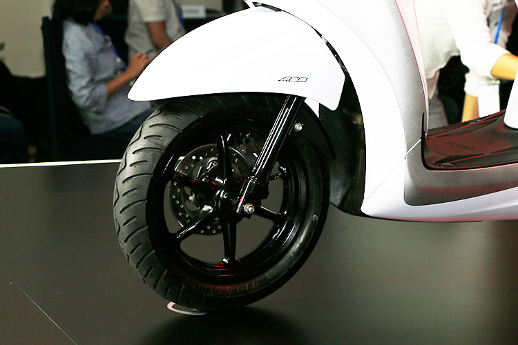 Phía đuôi xe, đèn hậu được nâng cao hơn với dải đèn hình chữ V cho vẻ đẹp sắc sảo tinh tế, cùng với đó là đèn xi–nhan có khả năng nhấp nháy khi ấn nút tìm xe trên chìa khóa. Hệ thống treo của xe bao gồm phuộc ống lồng phía trước và giảm chấn dầu lò xo ở phía sau. Hệ thống chống bó cứng phanh ABS chỉ có trên phiên bản đặc biệt.