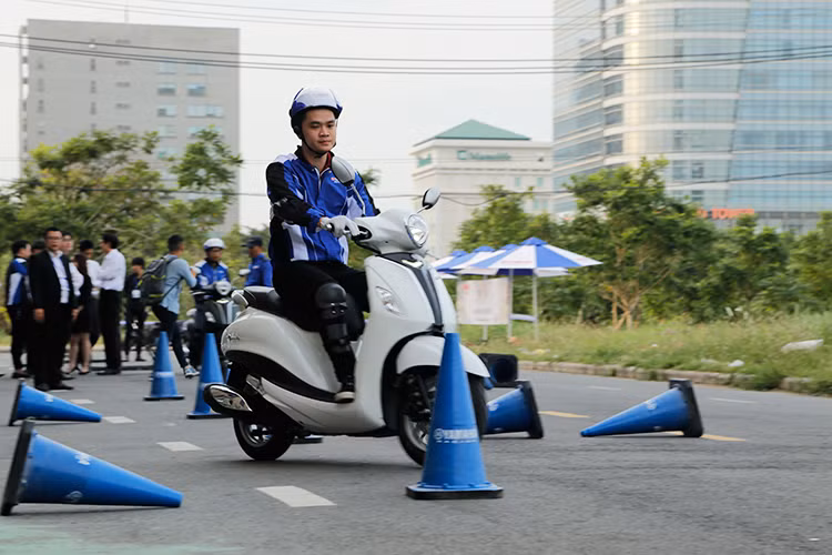 Yamaha Grande 2018 mới sẽ có 8 màu khác nhau cho khách hàng lựa chọn. Xe dự kiến bán ra vào ngày 17/12, tuy nhiên hãng vẫn chưa công bố giá chính thức. Theo một số nguồn tin không chính thức, phiên bản đặc biệt sẽ có giá dưới 50 triệu đồng. Thế hệ cũ của Yamaha Grande hiện có giá bán từ 42 đến 44 triệu đồng là đối thủ của Honda Lead.