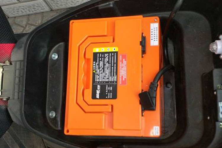 Nếu như nguyên bản, VinFast Klara phiên bản thấp này chỉ được trang bị ắc quy chì thì chủ nhân đã thay thế nó bằng pin Lithium-ion cao cấp hơn. Loại pin này có xuất xứ từ Trung Quốc có dung lượng lớn hơn so với ắc quy chì là 72V 20Ah so với pin Bosch 60V 26Ah và thậm chí, bộ pin đến từ Trung Quốc này còn có nhiều loại dung lượng khác nhau với kích thước nhỏ hơn nhiều so với bộ ắc quy nguyên bản.