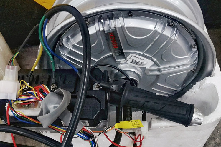 Và cuối cùng là gắn thêm cốp Givi đằng sau yên xe giúp gia tăng diẹn tích khoang chưa đồ them tới 50 lít. Với việc được “độ” lại nhiều chi tiết như vậy, Klara trông hấp dẫn hơn, an toàn hơn, khả năng sử dụng và vận hành của xe cũng được nâng cao. Tuy nhiên, nếu độ xe Vinfast Klara bạn cũng nen chú ý tới các chính sách bảo hành và bảo dưỡng chính hãng.