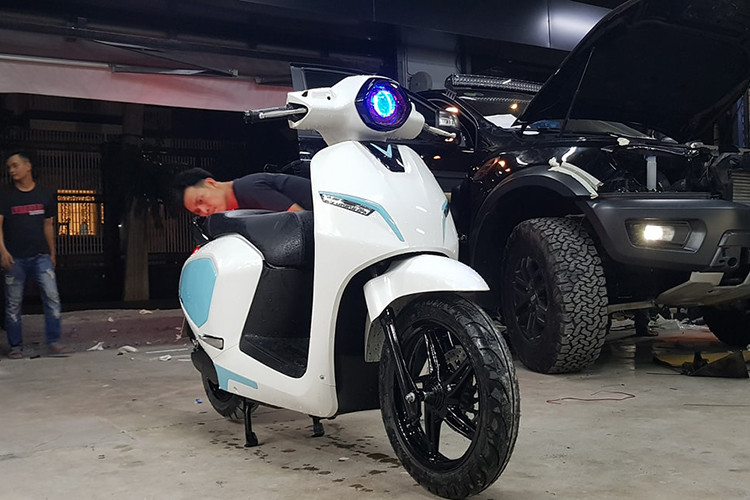 Sau khi ra mắt thị trường Việt Nam vào tháng 11/2018, đã có rất nhiều người dùng xe máy điện Vinfast Klara bởi vẻ đẹp, sự hiện đại của nó và đặc biệt thân thiện với môi trường. Tuy nhiên chưa bằng lòng với chiếc x của mình, nhiều chủ nhân cũng sẵn sàng "mổ xẻ" chiếc xe này ra để độ cho đẹp và mạnh mẽ hơn (Ảnh: Vinfast Klara độ cá tính ở Sài Gòn).