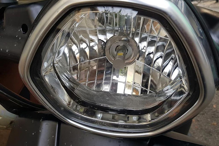 Đầu tiên, bộ đèn chiếu sáng tiêu chuẩn dạng bóng Halogen đã được chủ nhân thay thế bằng bộ đèn sử dụng công nghệ Led. Việc này sẽ giúp chiếc xe VinFast Klara độ này có khả năng chiếu sáng tốt hơn khi đi trong đêm tối. Ngoài ra, bóng Led cũng sẽ có tuổi thọ cao và tiết kiệm điện năng hơn so với bóng đèn Halogen truyền thống.