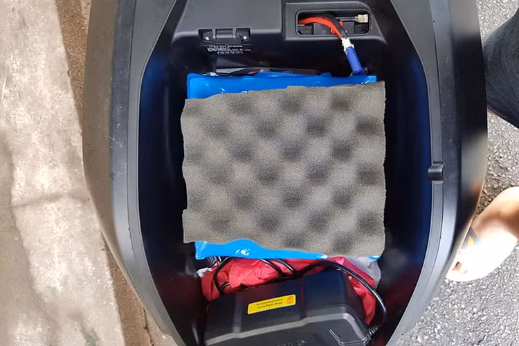 Ngoài việc trang bị mới khối pin Lithium, chủ nhân còn sắm thêm một bộ pin dự phòng đặt trong cốp xe nhằm trường hợp xấu chẳng may xe hết điện giữa đường. Được biết, khối pin dự phòng này được tận dụng khả năng sửa chữa Laptop để tạo ra pin dự phòng cho Klara bằng cách kết nối các bộ pin Cell lại với nhau, tạo ra một bộ pin dự phòng có dung lượng 60V 40Ah, tăng quãng đường cho Vinfast Klara lên đến 120km.