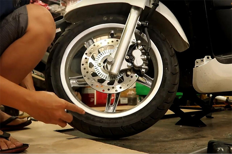 Một option cao cấp nữa mà vị chủ nhân đã không tiếc tiền trang bị thêm cho xe chính là hệ thống phanh ABS. Với trang bị này, VinFast Klara sẽ chẳng còn kém cạnh các mẫu xe tay ga cao cấp của các thương hiệu lớn. Với việc độ phanh ABS, Vinfast Klara sẽ được tăng cường khả năng ăn toàn cao hơn rất nhiều, đặc biệt là dưới điều kiện đường sá mưa ướt.