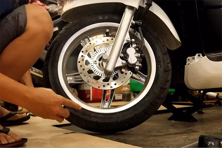 Một option cao cấp nữa mà vị chủ nhân đã không tiếc tiền trang bị thêm cho xe chính là hệ thống phanh ABS. Với trang bị này, VinFast Klara sẽ chẳng còn kém cạnh các mẫu xe tay ga cao cấp của các thương hiệu lớn. Với việc độ phanh ABS, Vinfast Klara sẽ được tăng cường khả năng ăn toàn cao hơn rất nhiều, đặc biệt là dưới điều kiện đường sá mưa ướt.