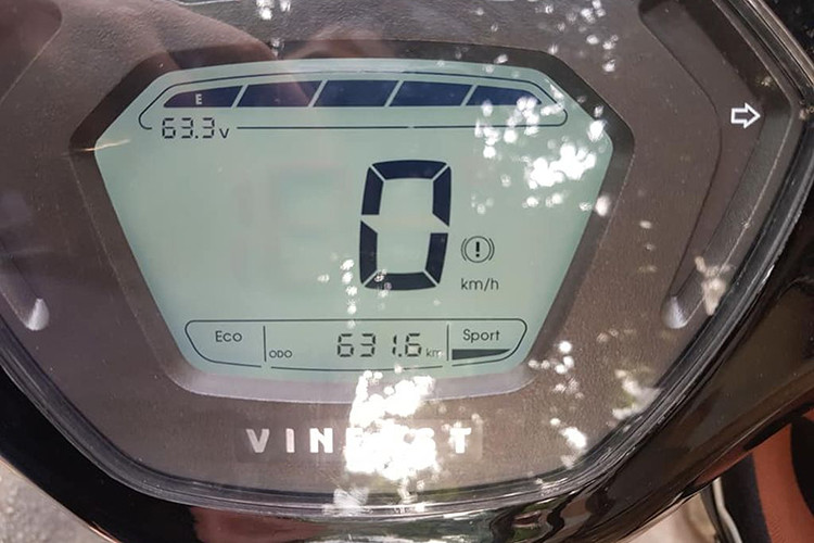 Hệ thống đèn nguyên bản trên Vinfast Klara phiên bản ắc quy chì là bóng Halogen dạng H4 có công suất 35W. Chủ nhân đã thay thế vào đó là loại bóng Led sử dụng chân H4 và công suất tương đương nhưng cho khả năng chiếu sáng tốt hơn nhiều so với bóng cũ. Được biết giá của bộ bóng Led này khoảng 800.000 đồng.