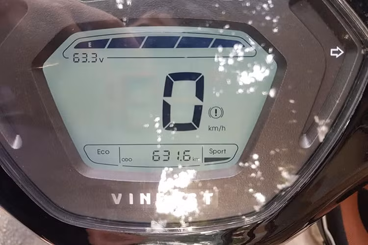 Hệ thống đèn nguyên bản trên Vinfast Klara phiên bản ắc quy chì là bóng Halogen dạng H4 có công suất 35W. Chủ nhân đã thay thế vào đó là loại bóng Led sử dụng chân H4 và công suất tương đương nhưng cho khả năng chiếu sáng tốt hơn nhiều so với bóng cũ. Được biết giá của bộ bóng Led này khoảng 800.000 đồng.