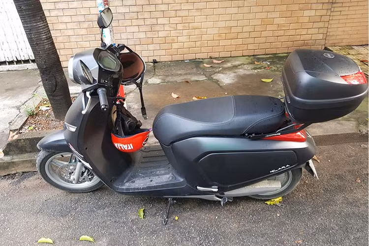 Mẫu xe máy điện VinFast Klara trong bài này viết thuộc phiên bản thấp, sử dụng ắc quy axit chì với giá bán đợt đầu là 21 triệu và đợt thứ hai là 25 triệu. Do nhu cầu sử dụng cũng như muốn tăng hiệu năng sử dụng cho xe nên chiếc Klara này đã được chủ nhân lắp thêm hàng loạt trang bị "hàng thửa" chẳng kém gì, thạm chí còn hơn cả phiên bản cao cấp.